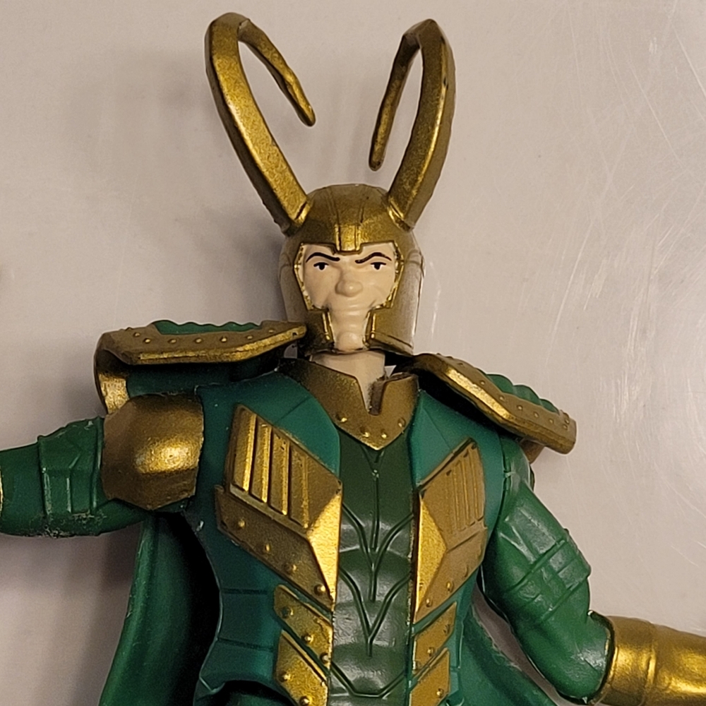 LOKI Marvel Comics Avengers Villain Figure Playmation Hasbro